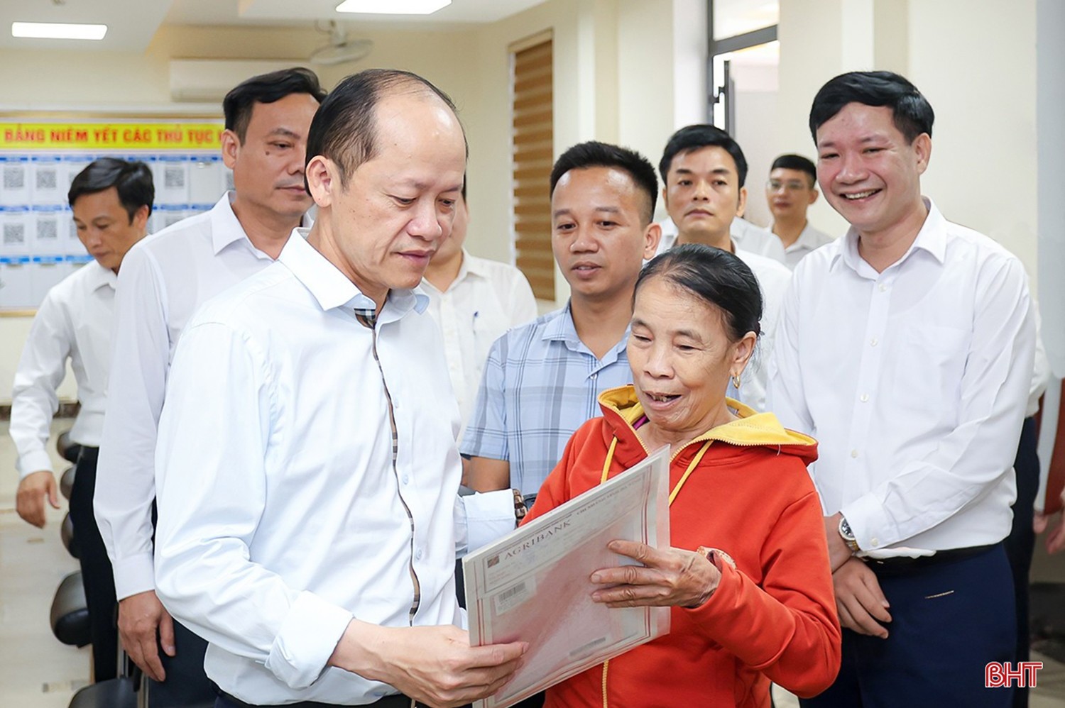 Phó Chủ tịch Thường trực UBND tỉnh Nguyễn Hồng Lĩnh trò chuyện với người dân xã Kỳ Anh về quá trình xử lý hồ sơ thủ tục tại Trung tâm Phục vụ hành chính công xã. pho-chu-tich-thuong-truc-ubnd-tinh-nguyen-hong-linh-tro-chuyen-voi-nguoi-dan-xa-ky-anh-ve-qua-trinh-xu-ly-ho-so-thu-tuc-tai-trung-tam-phuc-vu-hanh-chinh-cong-xa.jpg
