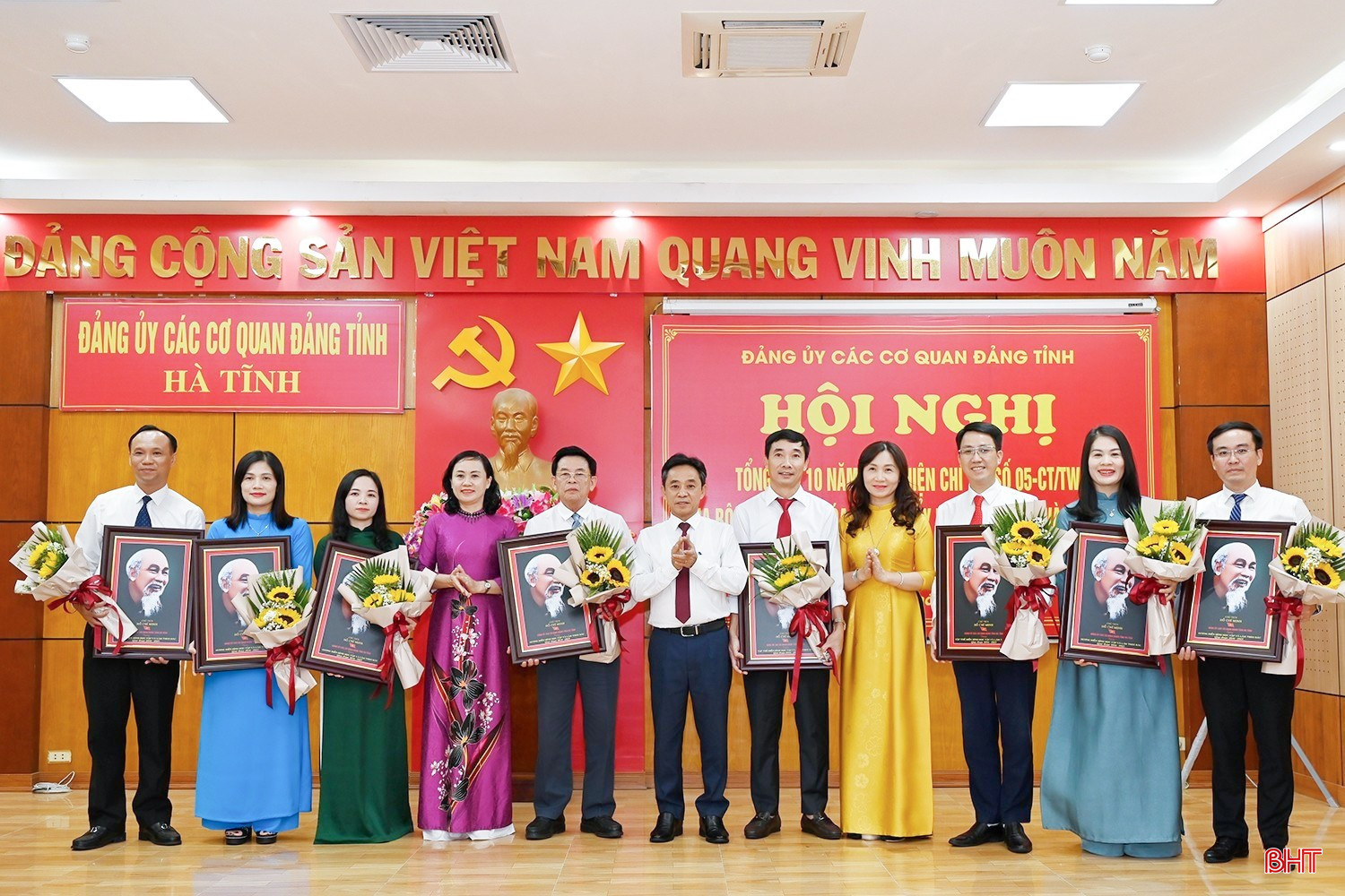 Phó Bí thư Thường trực Tỉnh ủy Trần Thế Dũng, Trưởng ban Tổ chức Tỉnh ủy Trương Thanh Huyền và Phó Bí thư chuyên trách Đảng ủy CCQ Đảng tỉnh Nguyễn Thị Mai Thủy vinh danh, tặng hoa các cá nhân, tập thể tiêu biểu trong học và làm theo Bác. bqbht_br_image-6.jpg