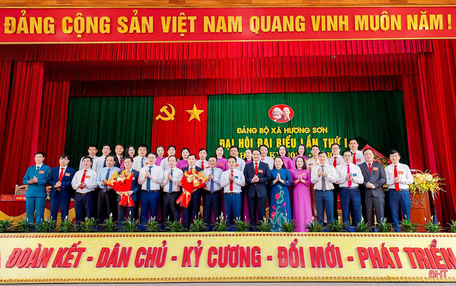 Đồng chí Trần Cẩm Tú - Ủy viên Bộ Chính trị, Thường trực Ban Bí thư và các đại biểu Trung ương, lãnh đạo tỉnh tặng hoa chúc mừng Ban Chấp hành Đảng bộ xã Hương Sơn nhiệm kỳ 2025-2030 (ngày 28/7/2025). Ảnh: Ánh Dương. bqbht_br_tran-cam-tu.jpg
