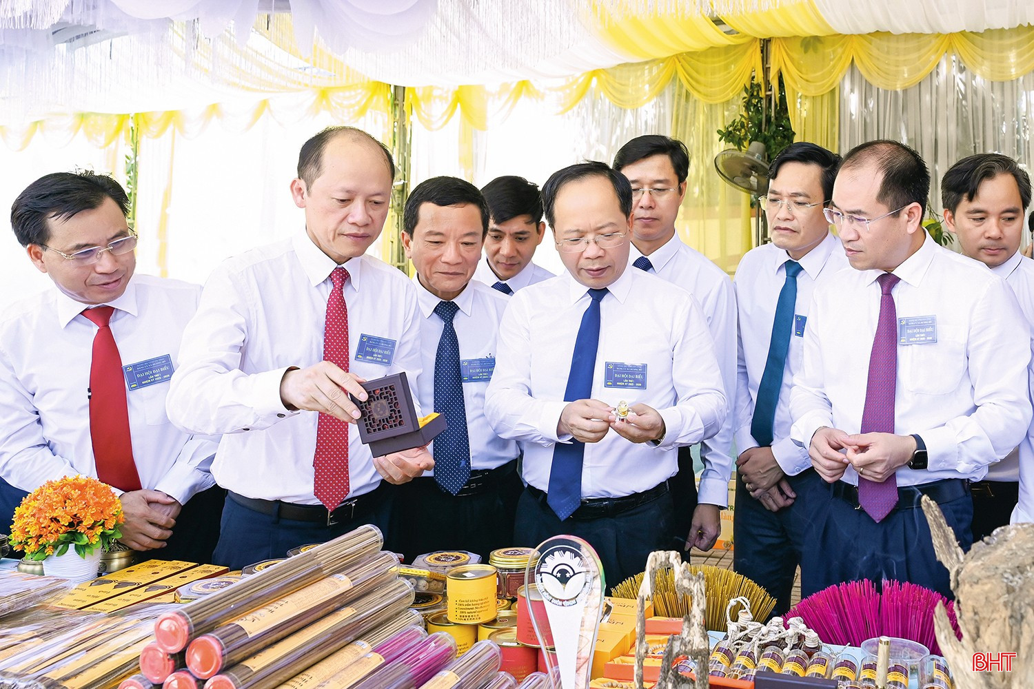 Bí thư Tỉnh ủy Nguyễn Duy Lâm và các đồng chí lãnh đạo tỉnh tham quan gian hàng giới thiệu sản phẩm nông nghiệp bên lề Đại hội đại biểu Đảng bộ xã Hương Đô nhiệm kỳ 2025-2030. Ảnh: Hà Linh. bqbht_br_t7-bi-thu-tinh-uy-va-cac-dong-chi-lanh-dao-tinh-tham-quan-gian-hang-gioi-thieu-san-pham-nong-nghiep-xa-huong-do.jpg