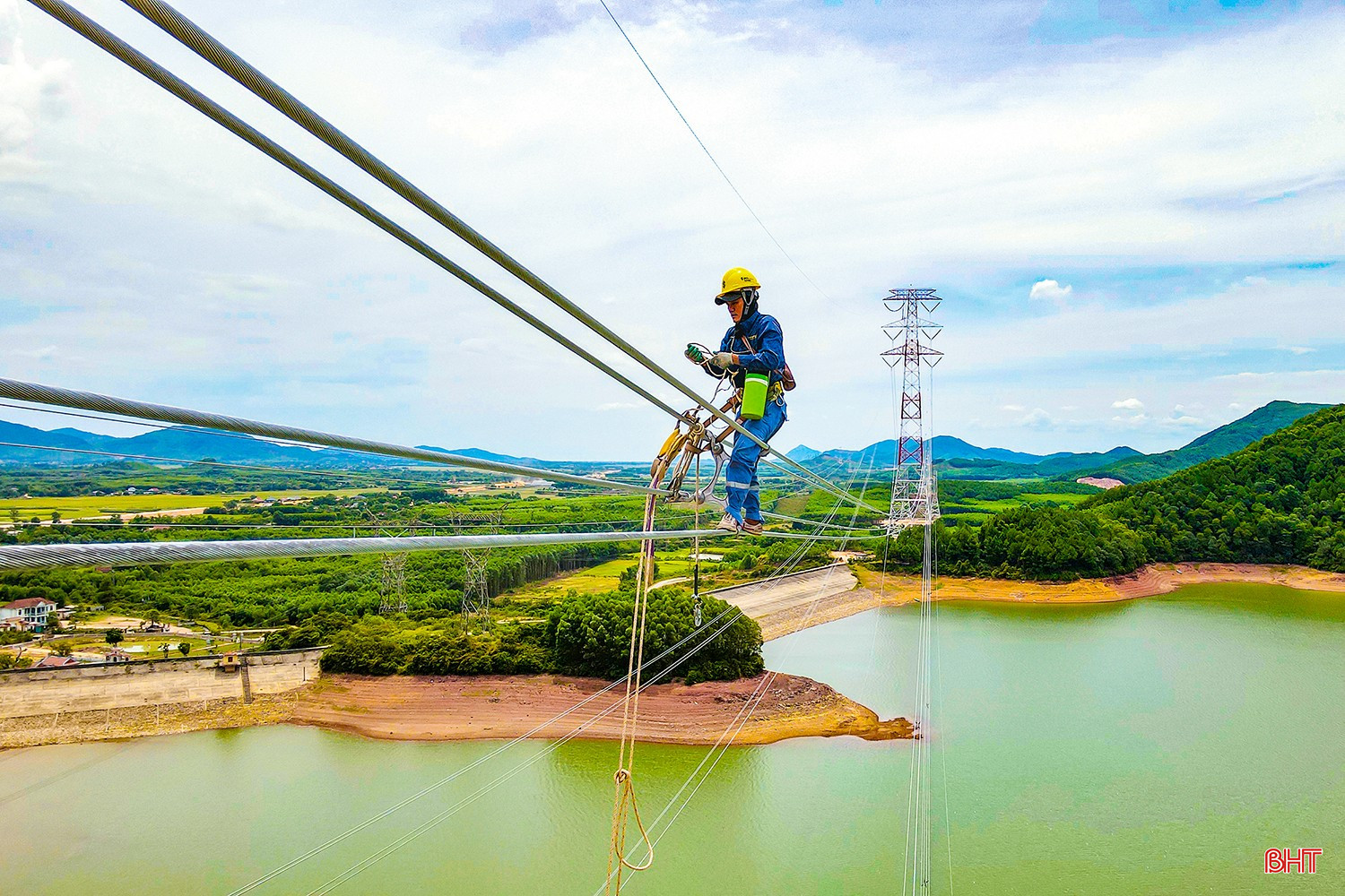 bqbht_br_t30-dinhnhat-vat-veo-giua-khong-trung-thi-cong-duong-day-500kv-mach-3-copy.jpg