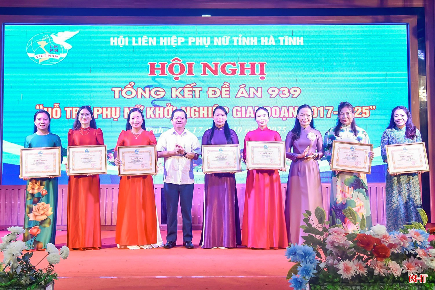 Hội LHPN Hà Tĩnh trao bằng khen cho các tập thể, cá nhân có thành tích xuất sắc trong thực hiện Đề án 939 - Hỗ trợ phụ nữ khởi nghiệp, giai đoạn 2017-2025. bqbht_br_image-2.jpg