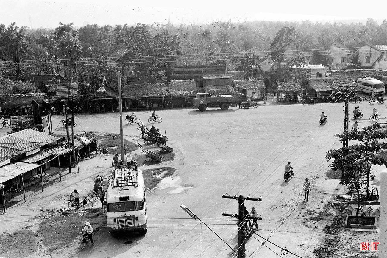 Ngã ba Phan Đình Phùng giao với quốc lộ 1A năm 1985. Ảnh tư liệu của NSNA Sỹ Ngọ bqbht_br_2.jpg