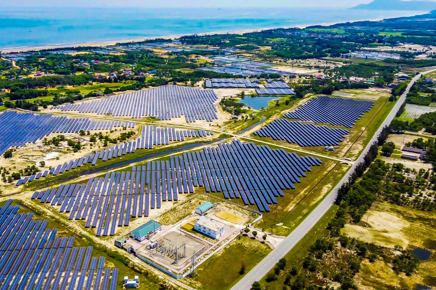 Nhà máy điện mặt trời của Công ty CP Điện mặt trời Hà Tĩnh đóng tại địa bàn xã Yên Hòa. a1.jpg