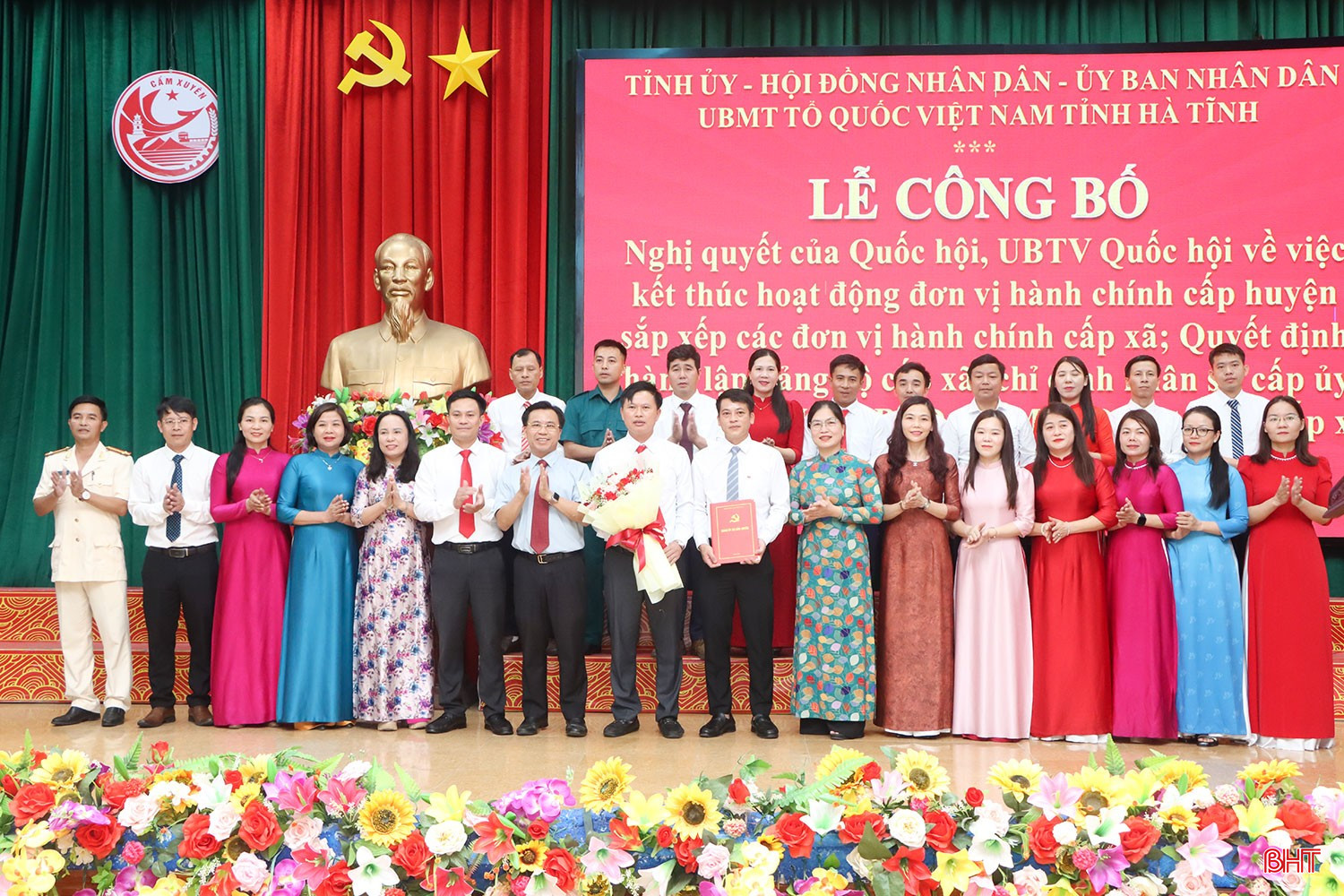 Ban Chấp hành Đảng bộ xã Cẩm Xuyên ra mắt, nhận nhiệm vụ tại lễ công bố Nghị quyết của Quốc hội về kết thúc hoạt động đơn vị hành chính cấp huyện và sắp xếp đơn vị hành chính cấp xã. bqbht_br_55.jpg