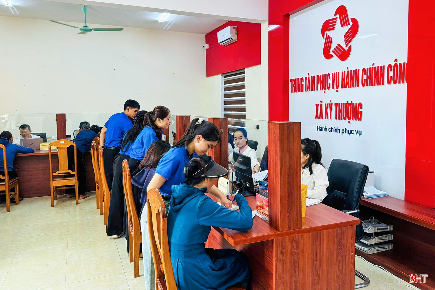 Người dân giao dịch tại Trung tâm hành chính công xã Kỳ Thượng. bqbht_br_0190005a70d8f986a0c9.jpg