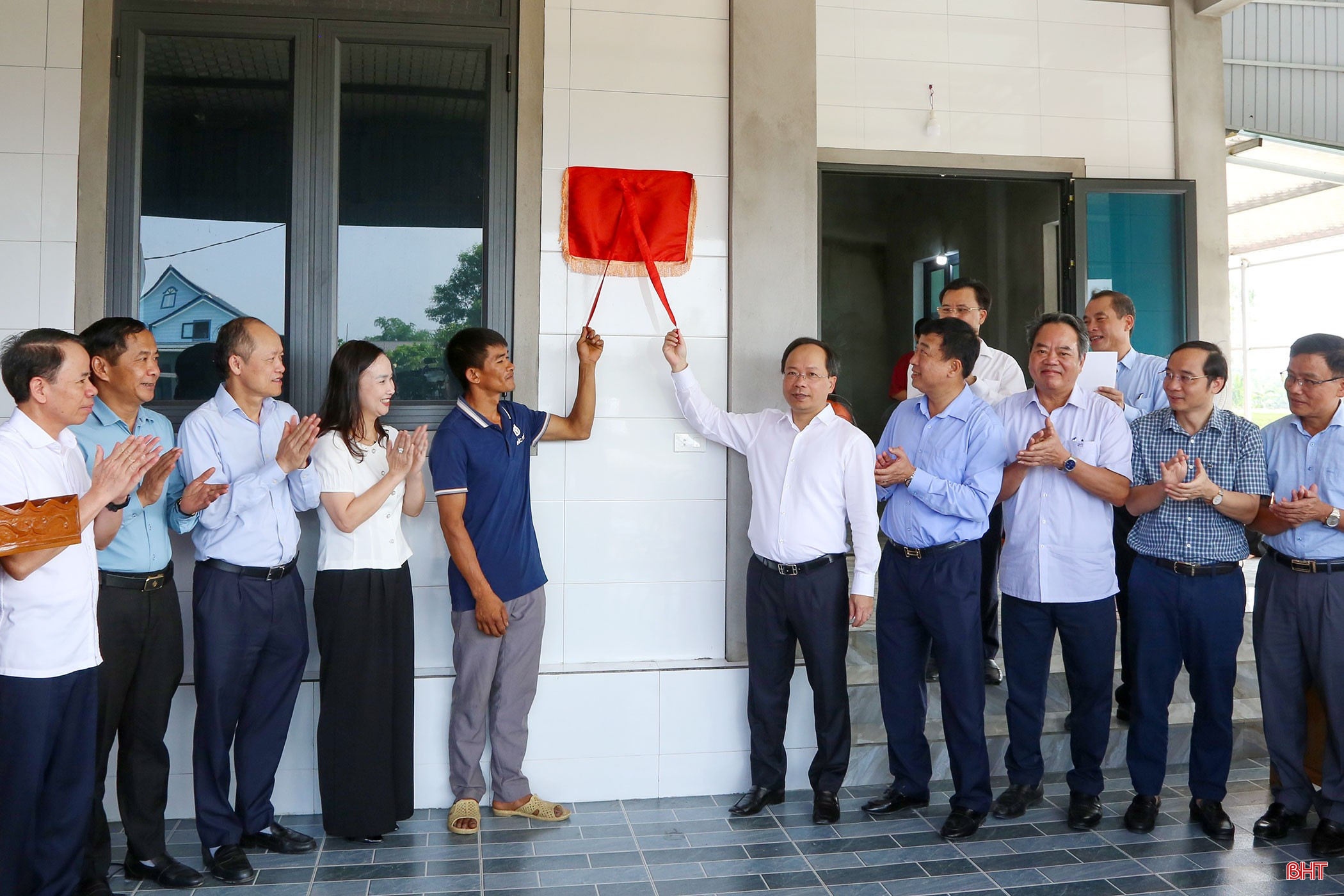 Bí thư Tỉnh ủy Nguyễn Duy Lâm và đoàn công tác thực hiện nghi thức kéo băng khánh thành nhà ở cho gia đình anh Ngô Đức Đại, TDP Sơn Thịnh, thị trấn Nghèn (Can Lộc) vào sáng 29/5/2025. Ảnh: Phúc Quang. bqbht_br_4-m.jpg