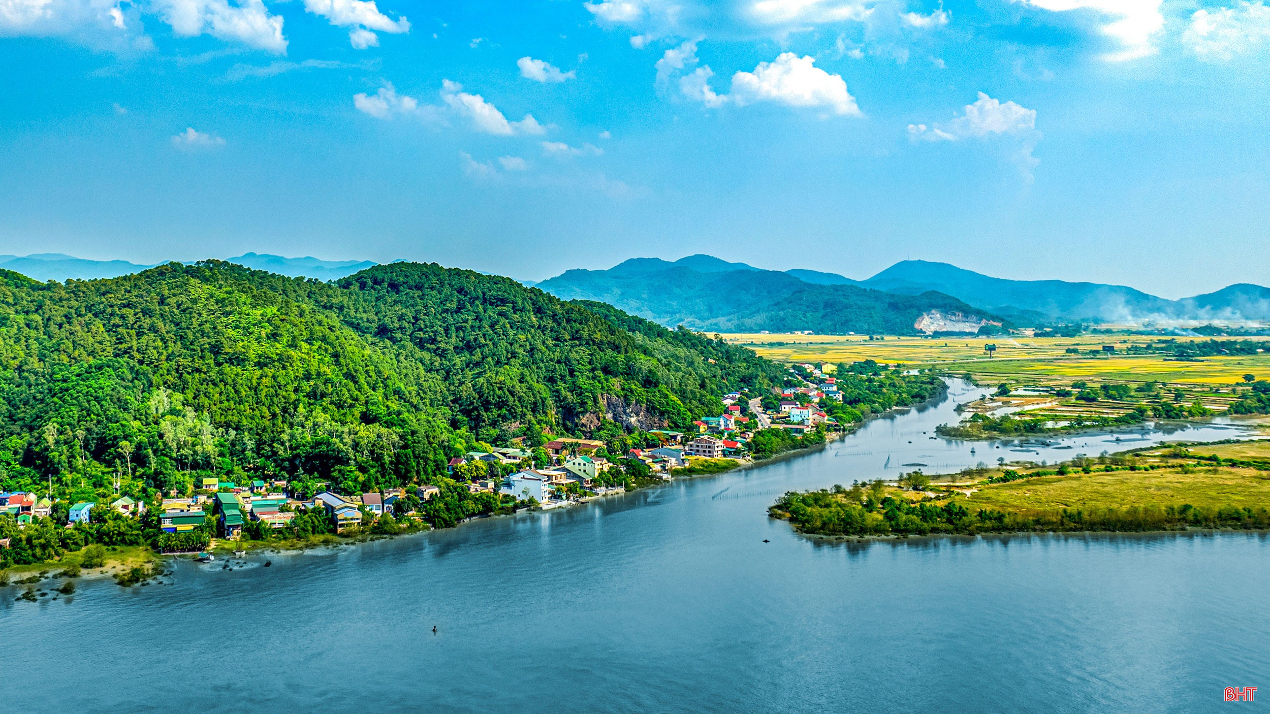 Núi Hồng, sông Lam. Ảnh: Đậu Hà bqbht_br_dji-0970-hdr-copy-2.jpg