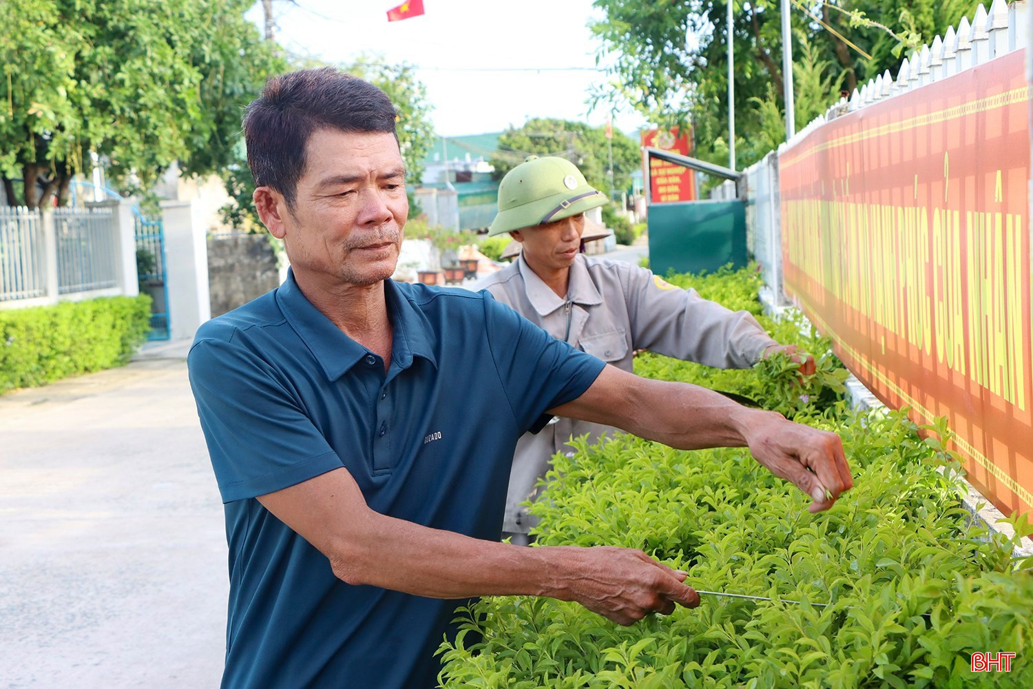 Người dân thôn An Sơn cắt tỉa, chăm sóc hàng rào xanh. bqbht_br_image-10-576.jpg