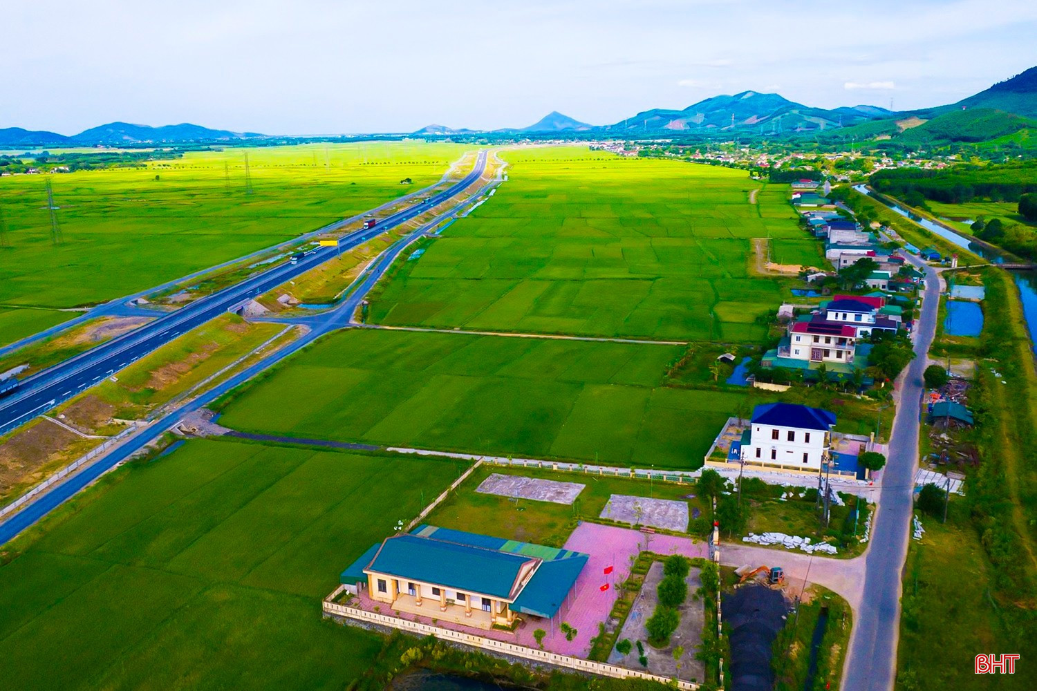 Tuyến đường cao tốc Bắc - Nam đi qua tạo động lực để Cẩm Lạc vươn mình đổi thay từng ngày. Ảnh: Hương Thành bqbht_br_image-12-4249.jpg