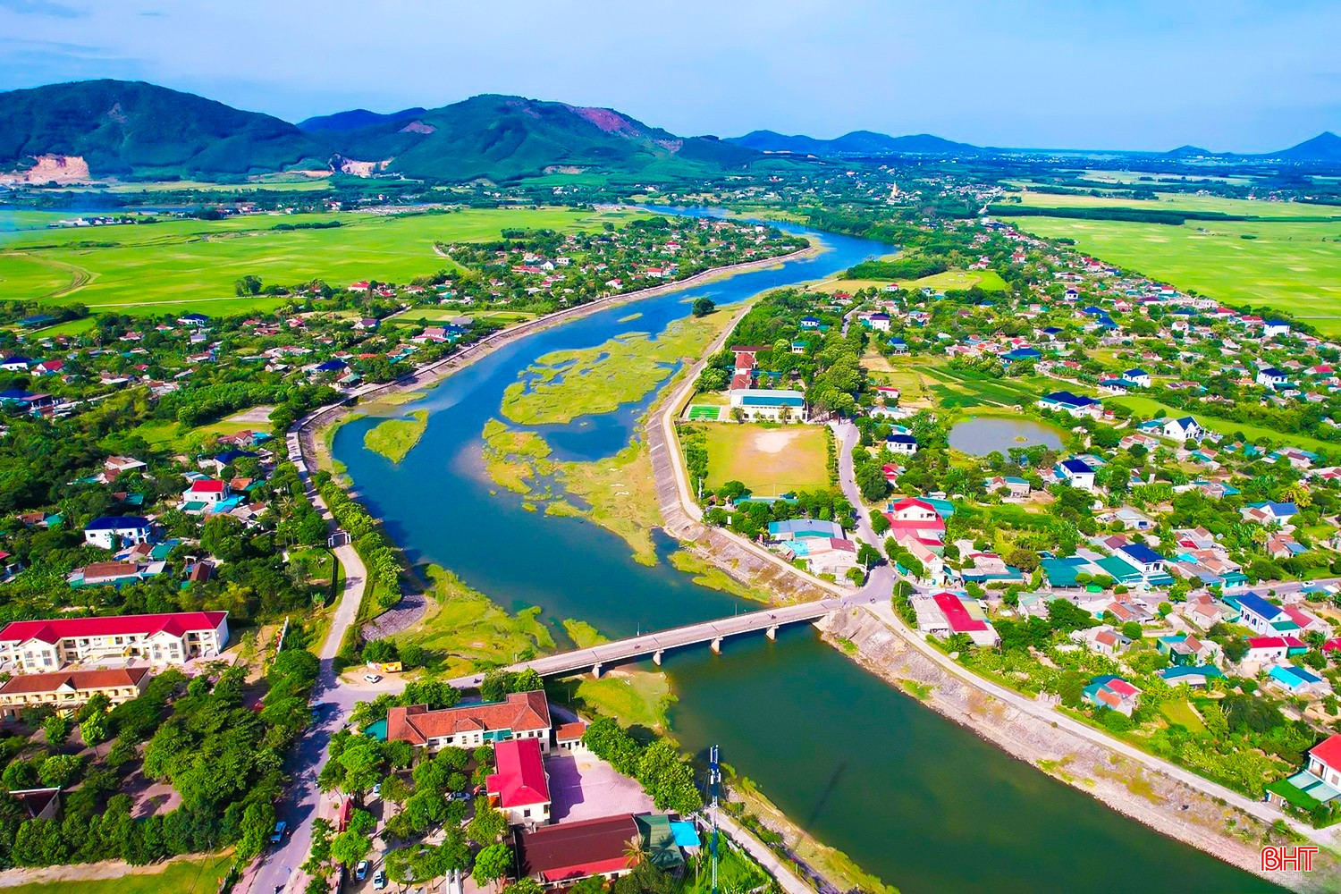Dân cư đông đúc hai bên bờ sông Rác của xã Cẩm Lạc. Ảnh: Hương Thành bqbht_br_image-22-8850.jpg