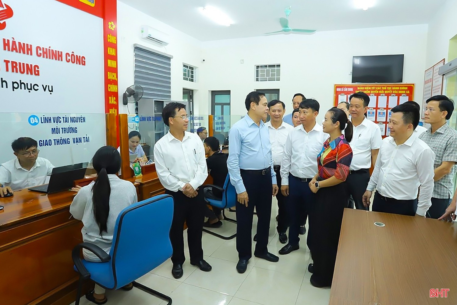 Chủ tịch UBND tỉnh Võ Trọng Hải cùng đoàn công tác kiểm tra việc vận hành Trung tâm Phục vụ hành chính công xã Cẩm Trung. bqbht_br_image-12.jpg