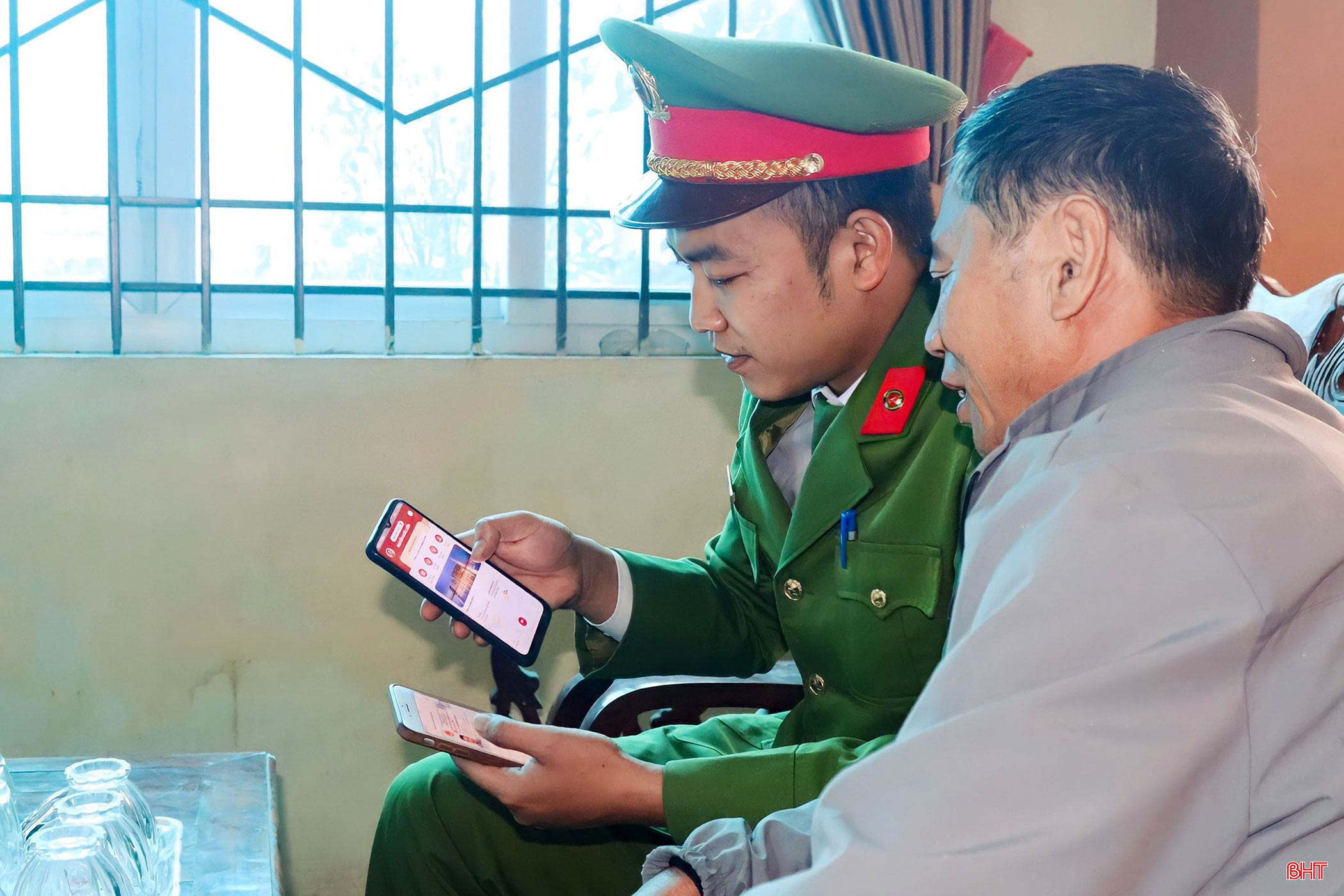 Công an Hà Tĩnh về cơ sở hướng dẫn người dân cài đặt, kích hoạt tài khoản định danh điện tử. bqbht_br_666.jpg