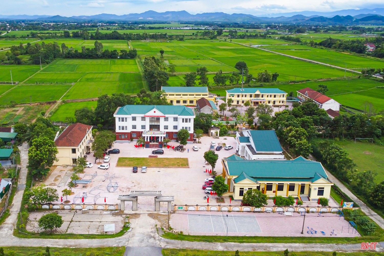 Trụ sở UBND xã Đức Quang được xây dựng khang trang, hạ tầng đồng bộ, hướng tới mục tiêu phục vụ Nhân dân tốt nhất. image-13-5396.jpg