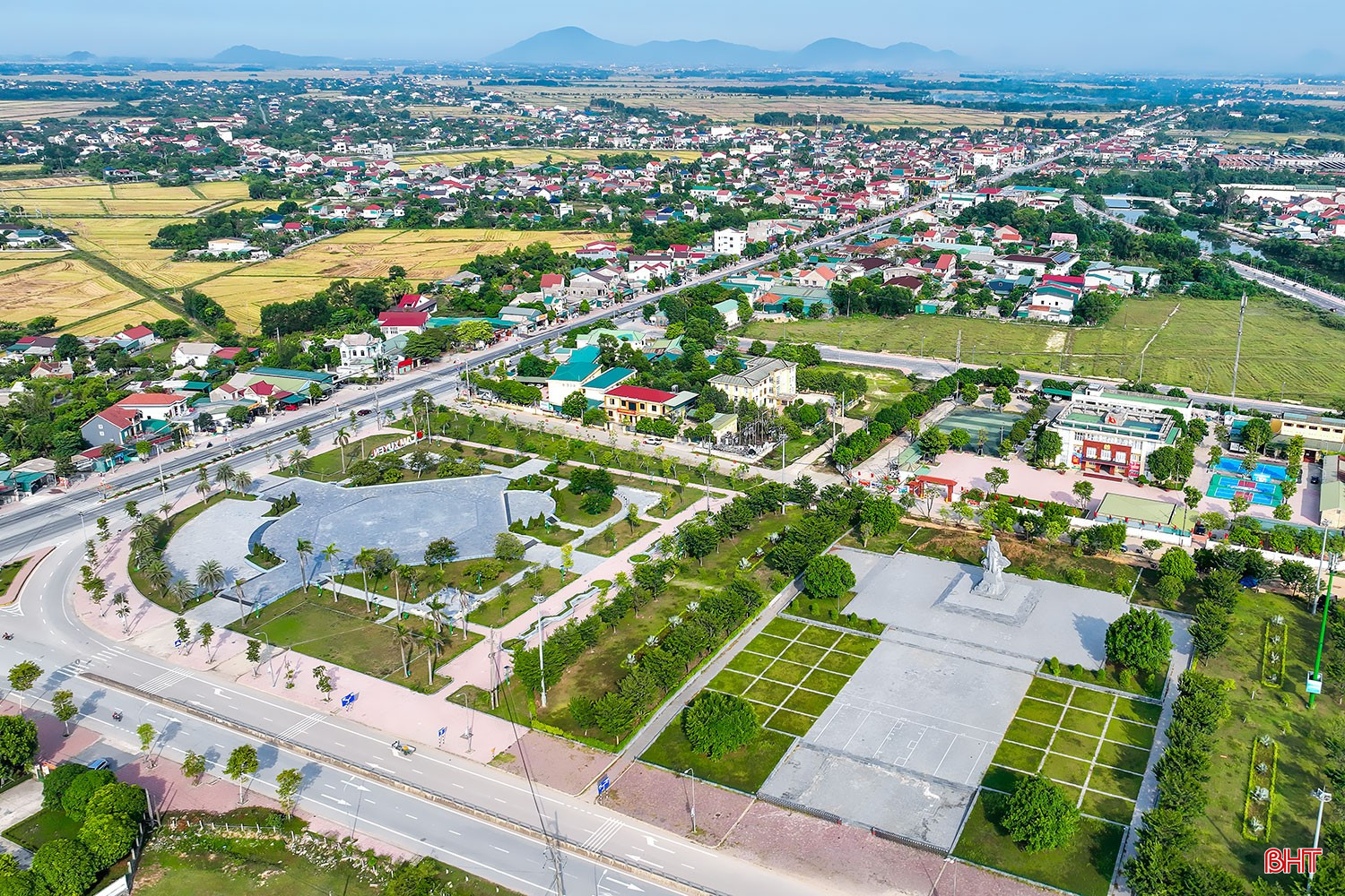 Công viên và quảng trường Hà Huy Tập sẽ là nơi diễn ra nhiều hoạt động chính trị của xã Cẩm Xuyên. bqbht_br_qt.jpg