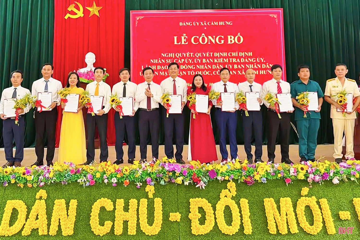 Trao các quyết định về công tác cán bộ của xã Cẩm Hưng sau sáp nhập. image-30-6573.jpg