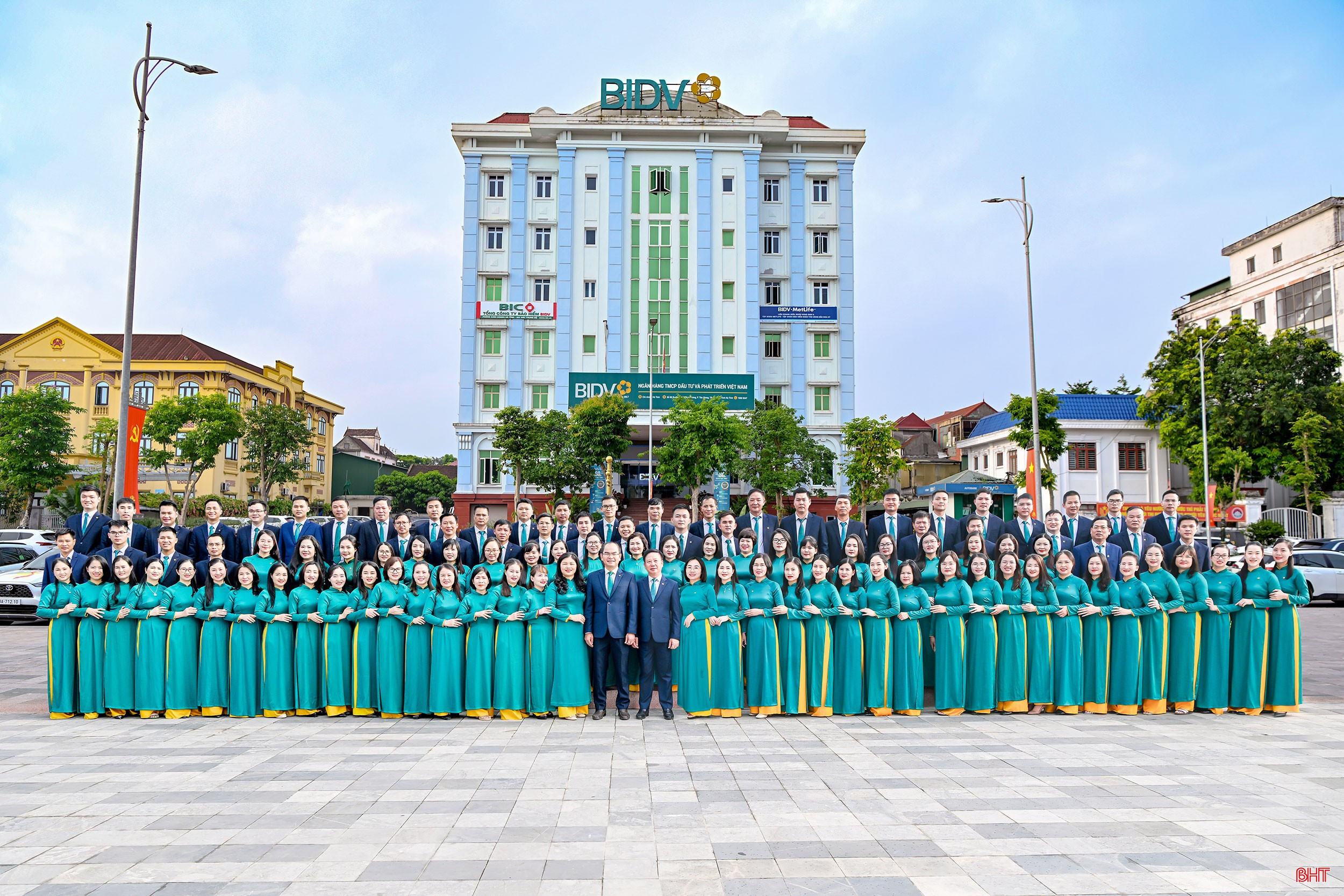 Tập thể cán bộ, công nhân viên, lao động BIDV Hà Tĩnh hôm nay. bqbht_br_7-da-ghep-pgd.jpg