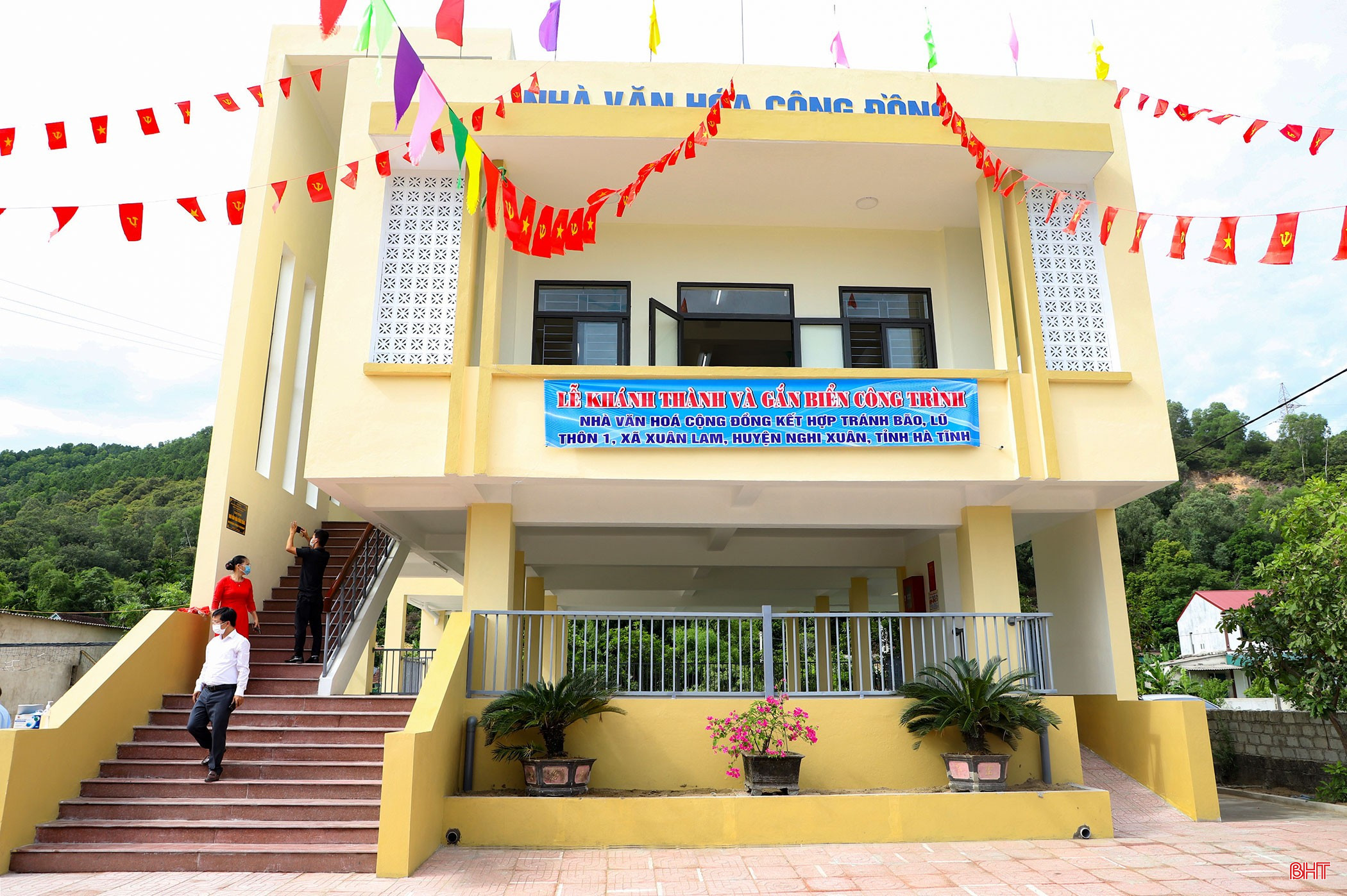 Trong nhiệm kỳ 2020-2025, Hà Tĩnh đã xây dựng 105 nhà văn hóa cộng đồng kết hợp phòng tránh bão lũ với số tiền 161 tỷ đồng. Trong ảnh: Nhà văn hóa cộng đồng kết hợp tránh bão, lũ ở thôn 1, xã Xuân Lam (Nghi Xuân). Ảnh: Ngọc Loan. bqbht_br_t35-ngocloan-nha-van-hoa-cong-dong.jpg