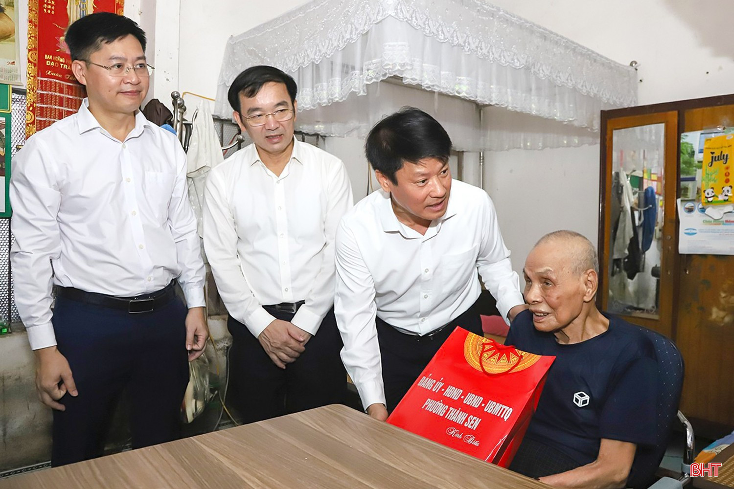 Lãnh đạo phường Thành Sen thăm hỏi, tặng quà các thương binh, gia đình liệt sỹ dịp kỷ niệm 78 năm Ngày Thương binh - Liệt sỹ. bqbht_br_img-7934.jpg
