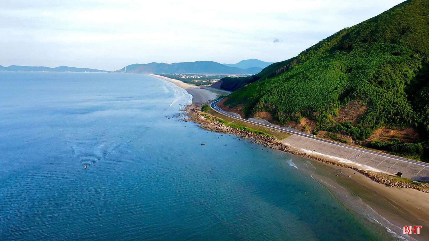 Xã Kỳ Khang có hơn 4 km bờ biển ôm vào vách núi đẹp như một bức tranh. bqbht_br_3.jpg