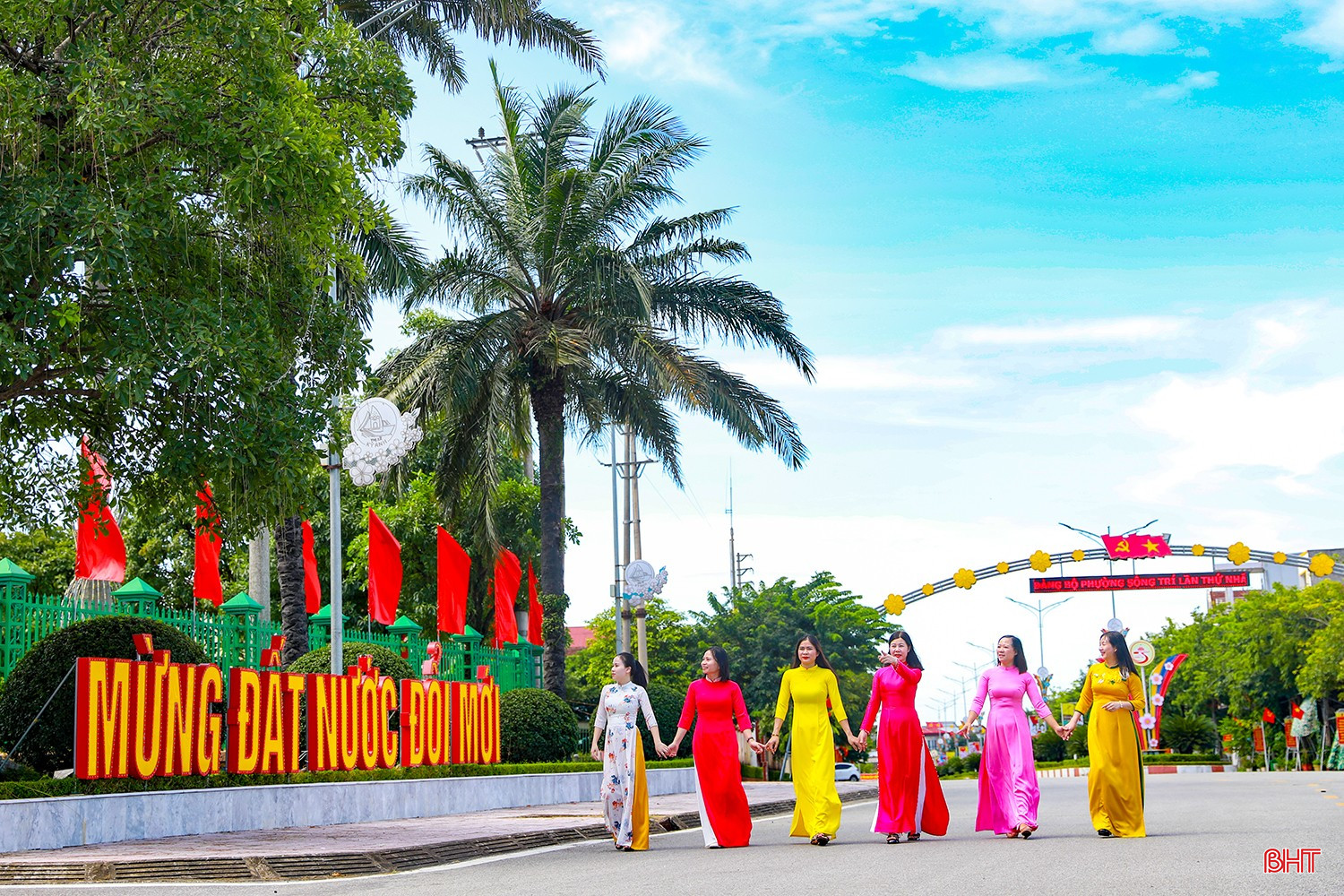 Thành tựu nổi bật của Hà Tĩnh hôm nay là kết tinh của tinh thần đoàn kết giữa cấp ủy, chính quyền và Nhân dân trong nỗ lực phát huy những bài học kinh nghiệm quý báu của Cách mạng Tháng Tám 1945 và Quốc khánh 2/9. Ảnh: Thu Trang bqbht_br_ag7a9635.jpg