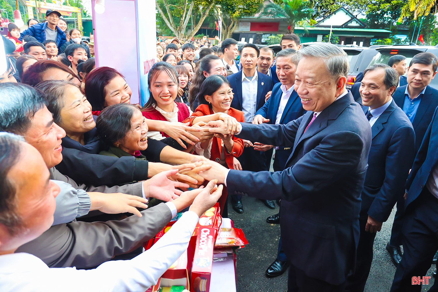 Tổng Bí thư Tô Lâm vui mừng gặp gỡ, trò chuyện cùng bà con nhân dân Hương Sơn nhân chuyến công tác tại Hà Tĩnh. Ngày 19/12/2024. Ảnh: Đình Nhất bqbht_br_anh-tbt-to-lam.jpg