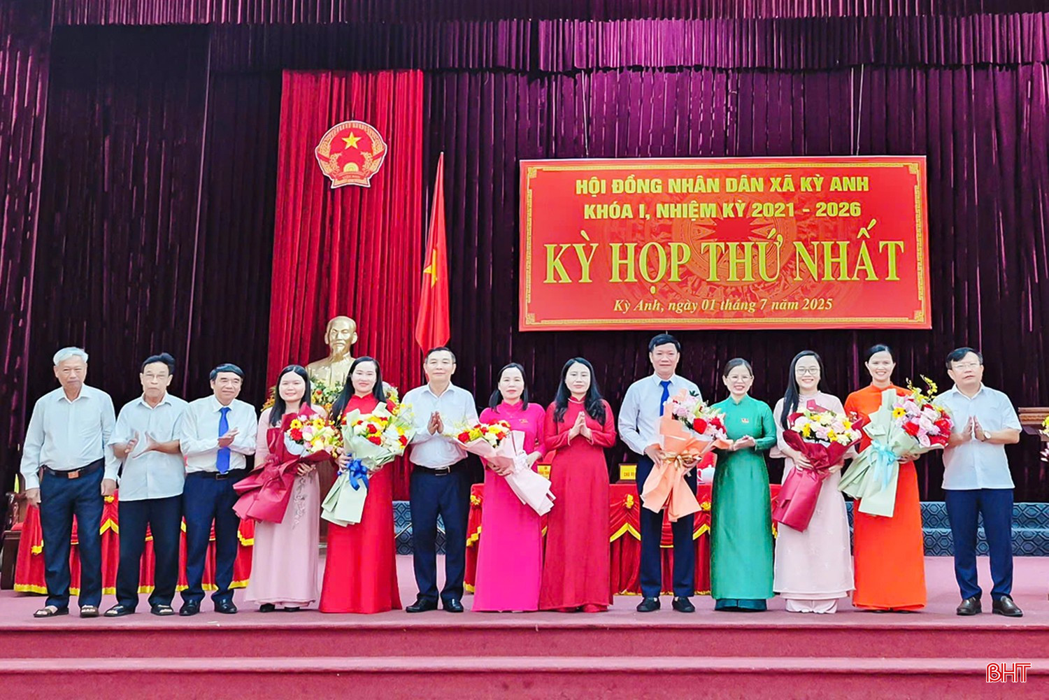 Trưởng ban Pháp chế (HĐND tỉnh) Nguyễn Thi Nhuần tặng hoa chúc mừng đồng chí Trần Thành Nam - Bí thư Đảng ủy được chỉ định giữ chức vụ Chủ tịch HĐND xã. bqbht_br_ky-hop-thu-nhat.jpg