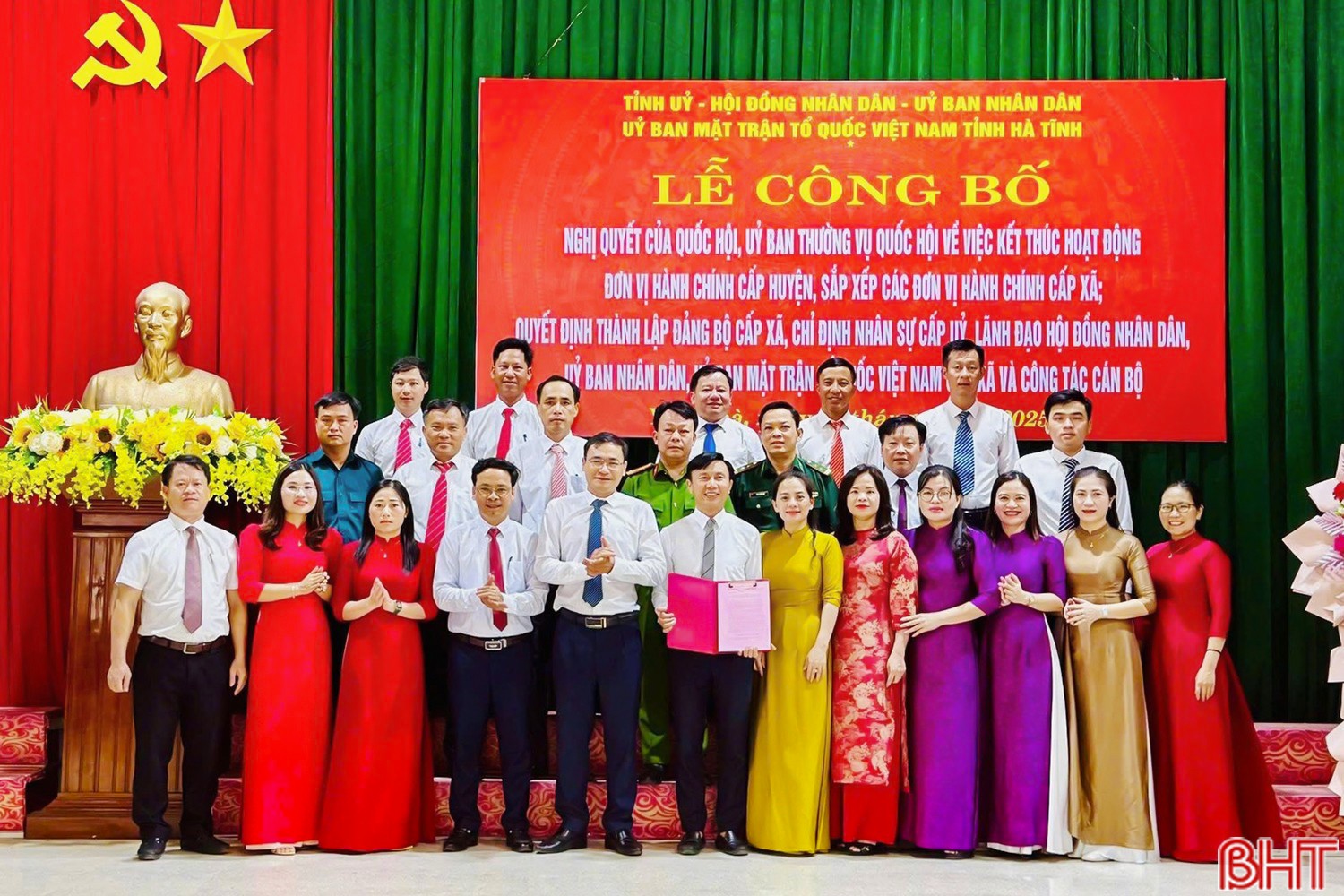 Trao quyết định thành lập Đảng bộ xã Yên Hòa sau sáp nhập. a4.jpg