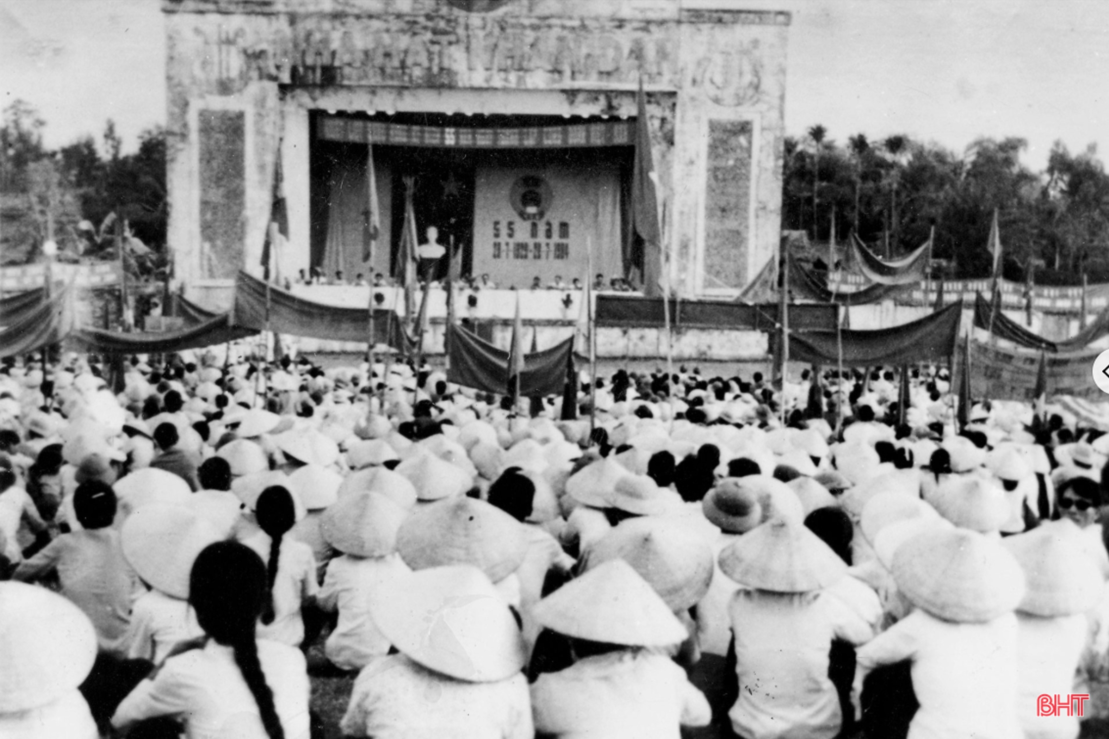 Nhà hát Nhân dân thị xã Hà Tĩnh - nay là Trung tâm Văn hóa - Điện ảnh Hà Tĩnh - nơi diễn ra các sự kiện văn hóa - chính trị quan trọng của tỉnh. Ảnh tư liệu của Sỹ Ngọ nha-hat-nhan-dan-thi-xa-ha-tinh-nay-la-trung-tam-van-hoa-dien-anh-ha-tinh-noi-dien-ra-cac-su-kien-van-hoa-chinh-tri-quan-trong-cua-tinh-anh-tu-lieu.jpg