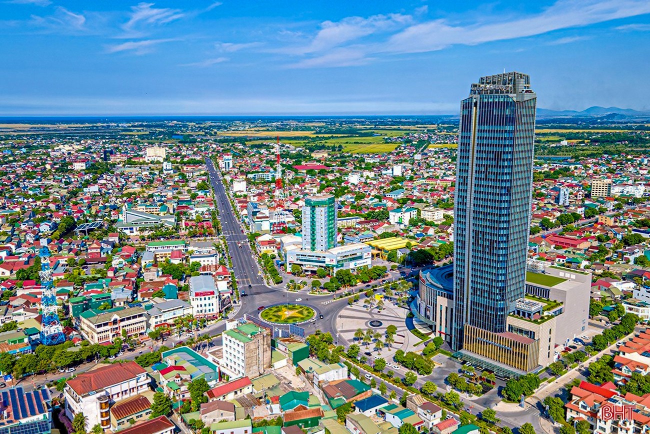 Học và làm theo Bác, Đảng bộ và Nhân dân Hà Tĩnh không ngừng nỗ lực xây dựng quê hương ngày càng "nổi bật lên". Ảnh: Một góc TP Hà Tĩnh hôm nay. 1c.jpg