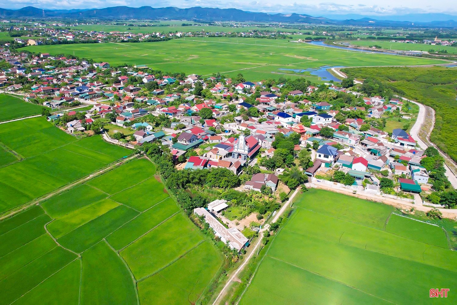 Các khu dân cư ở xã Cẩm Hưng được bố trí đan xen hài hòa bao quanh ruộng đồng, tạo nên bức tranh đa màu sắc. Ảnh: Hương Thành image.jpg