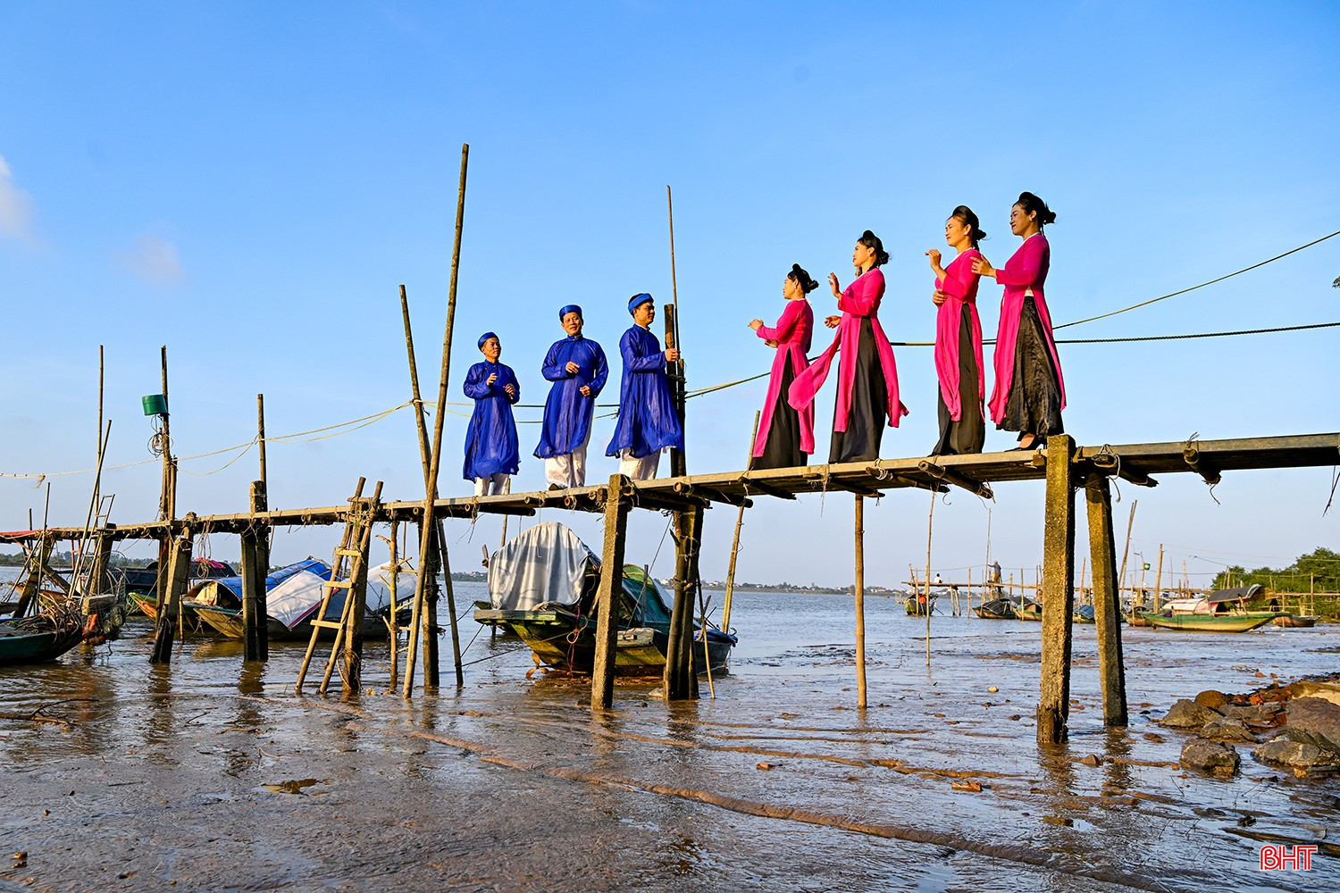 bqbht_br_hat-vi-giam-ben-bo-song-lam-anh-huy-tung.jpg
