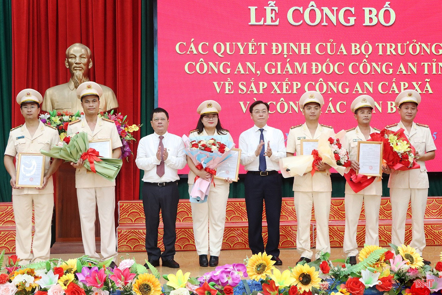 Lãnh đạo địa phương tặng hoa chúc mừng Công an xã Cẩm Xuyên. bqbht_br_ca.jpg