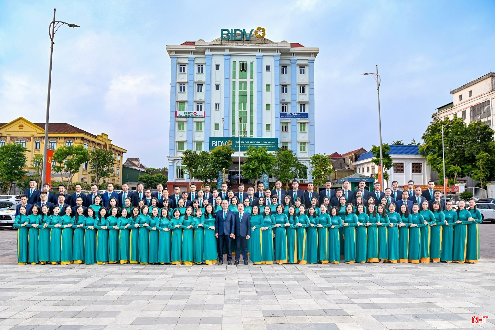 Tập thể cán bộ, nhân viên BIDV Chi nhánh Hà Tĩnh. Ảnh: Huy Tùng. bqbht_br_1.jpg