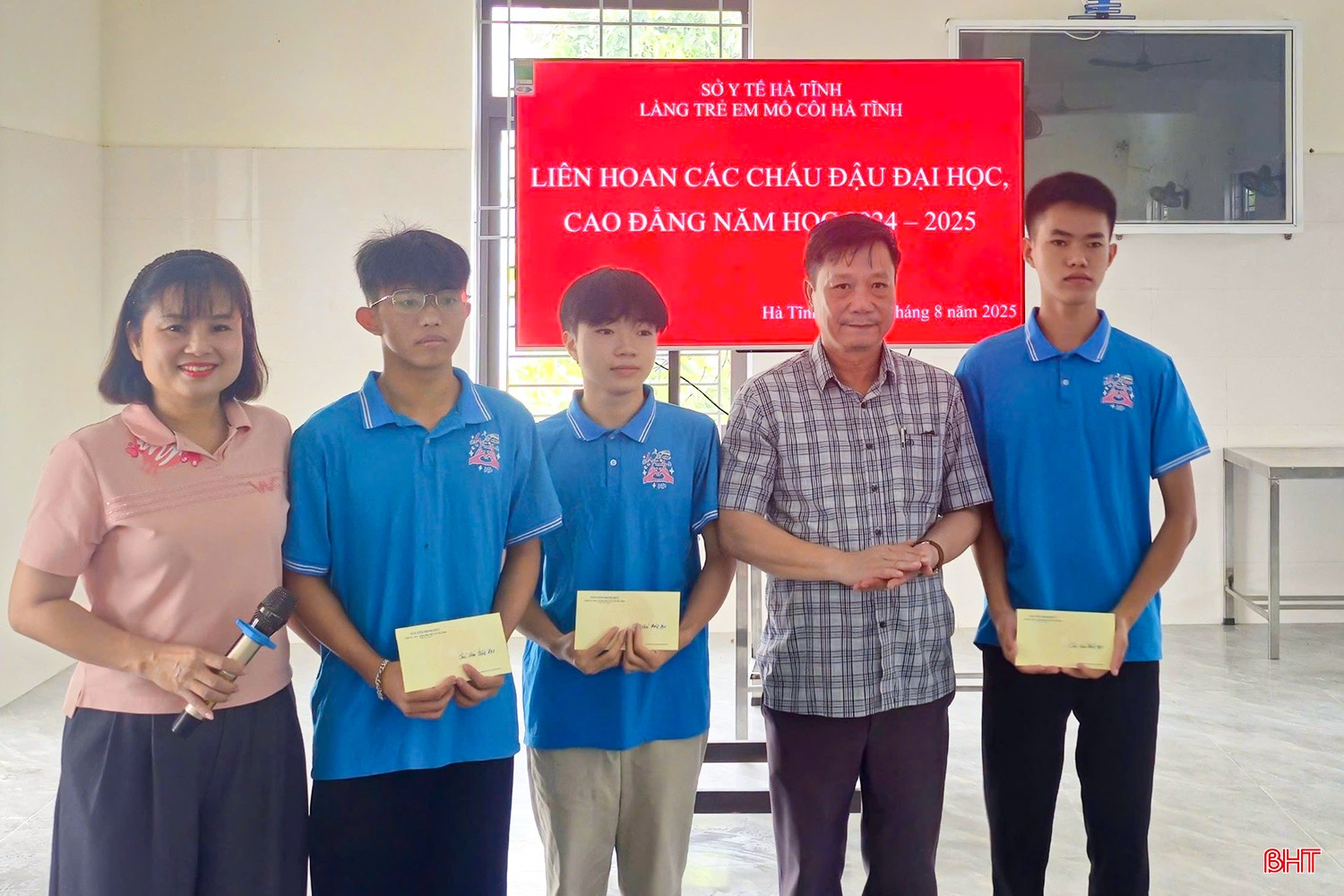 Lãnh đạo Sở Y tế động viên các bạn tại Làng Trẻ em mồ côi Hà Tĩnh đậu đại học, cao đẳng năm học 2024 - 2025. image-12.jpg
