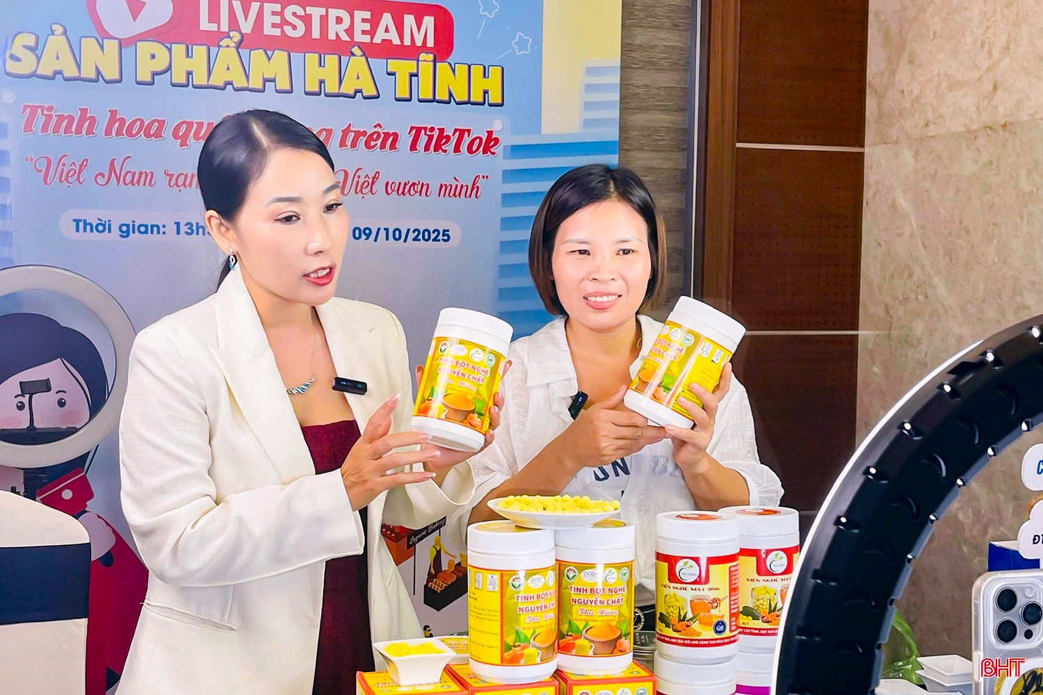Một buổi livestream bán các sản phẩm của HTX Nông sản dược liệu Thu Hằng trên các nền tảng mạng xã hội. image-1.jpg