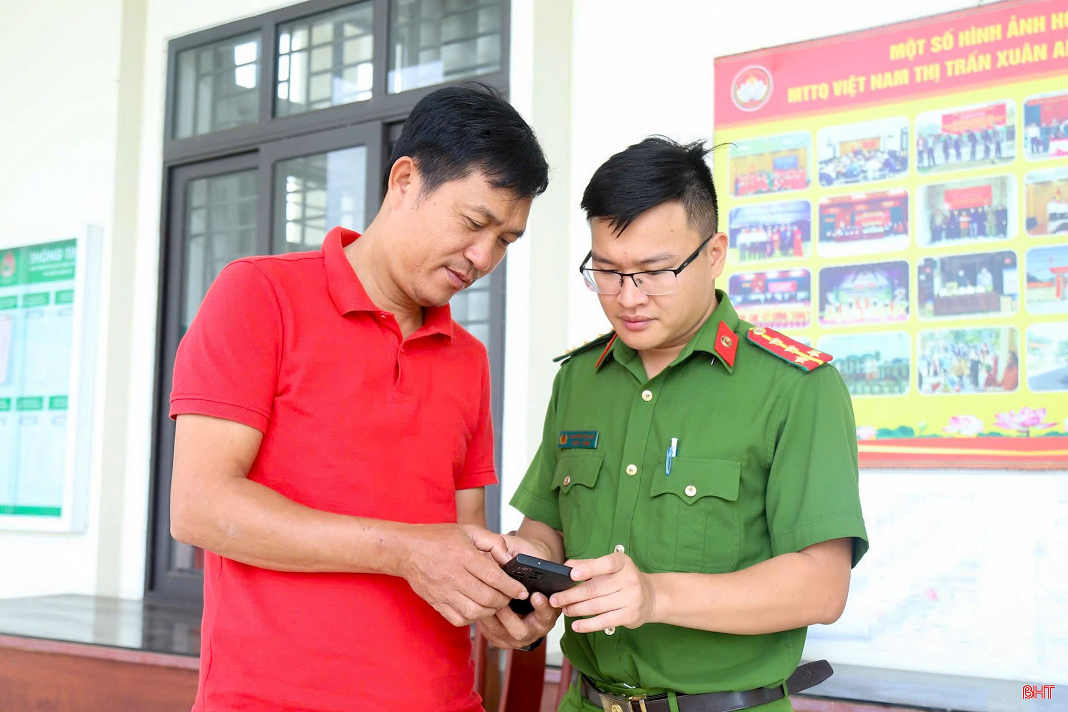 Lực lượng công an đóng vai trò chủ chốt trong việc hướng dẫn người dân góp ý dự thảo nghị quyết sửa đổi Hiến pháp trên ứng dụng VNeID. bqbht_br_5555.jpg