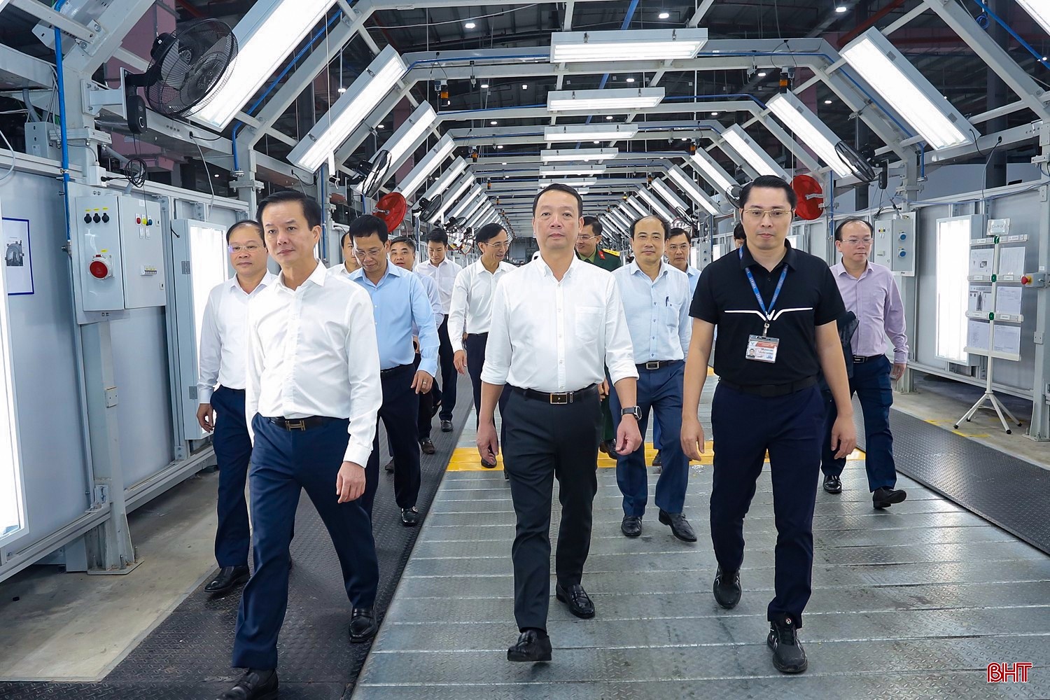 Chủ tịch UBND tỉnh Phan Thiên Định, Phó Chủ tịch Thường trực UBND tỉnh Trần Báu Hà cùng đoàn công tác của tỉnh kiểm tra tiến độ, tình hình thực hiện một số dự án trọng điểm trên địa bàn Khu kinh tế Vũng Áng. Ảnh: Văn Đức