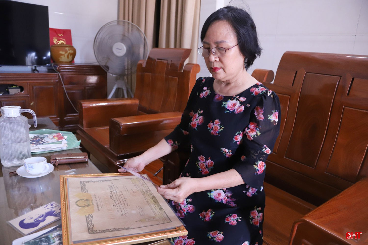 Cầm những kỷ vật của cha trên tay, bà Nguyễn Thị Vinh - con gái liệt sỹ không nguôi niềm xúc động, tự hào. bqbht_br_14.jpg