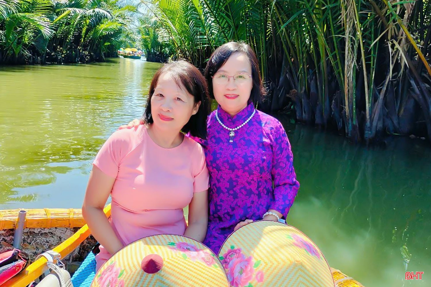 Bà Nguyễn Thị Vinh (áo tím) và em gái Nguyễn Hồng Dương (áo hồng)- hai con gái của liệt sỹ Nguyễn Hoàng Lưu noi gương cha học hành chăm chỉ, đỗ nhiều trường đại học danh tiếng. bqbht_br_18.jpg