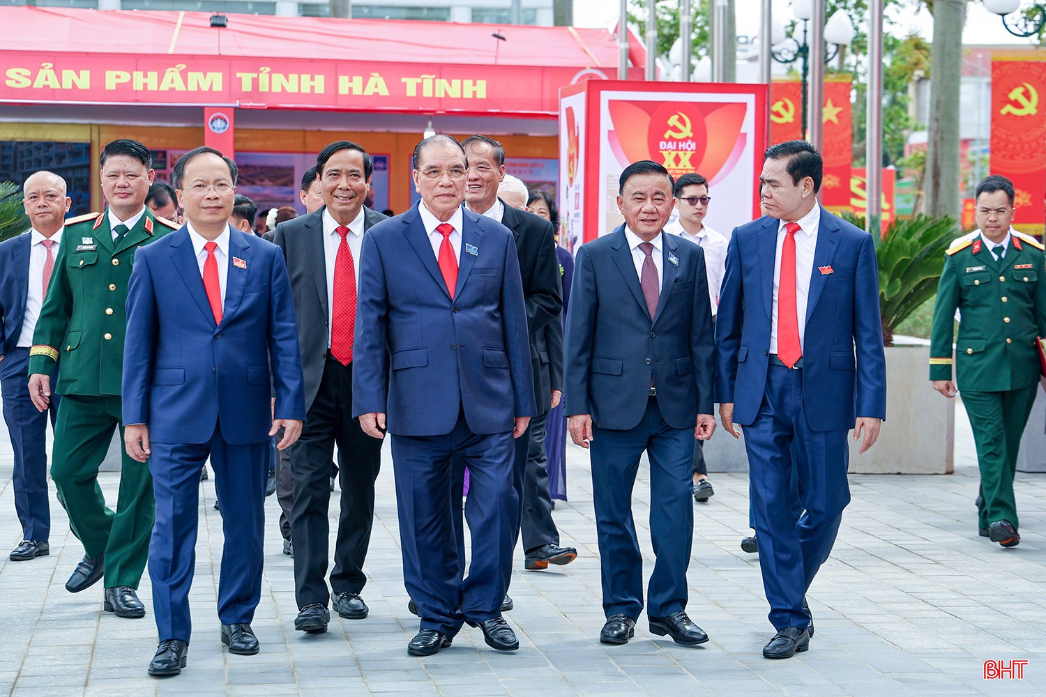 Các đồng chí lãnh đạo, nguyên lãnh đạo Trung ương cùng lãnh đạo tỉnh tham quan gian hàng trưng bày các sản phẩm Hà Tĩnh bên lề Đại hội Đại biểu Đảng bộ tỉnh lần thứ XX, nhiệm kỳ 2025 - 2030. Ảnh: Huy Tùng bqbht_br_dh-dang-3mm.jpg
