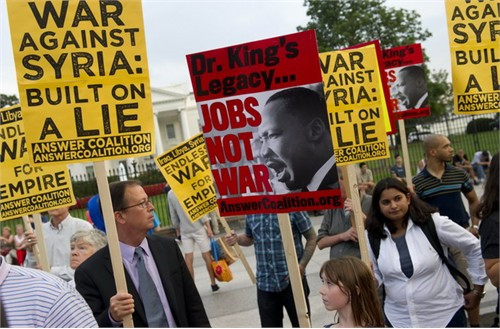 Người dân biểu tình phản đối tấn công đối với Syria bên ngoài Nhà Trắng ở Washington, DC (Mỹ) ngày 29/8. (Nguồn: AFP/TTXVN)