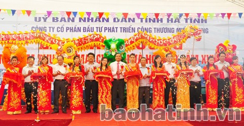 Đại diện lãnh đạo tỉnh, sở, ngành, địa phương, chủ đầu tư cắt băng khai trương chợ Hội