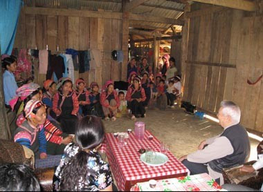 Đồng bào dân tộc nghe cán bộ MTTQ nói chuyện. Ảnh: Mattran.org.vn