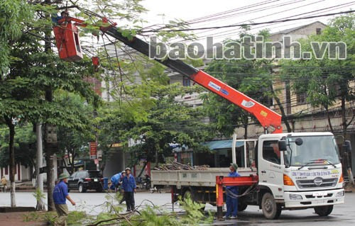 Công nhân Công ty TNHH MTV Quản lý công trình đô thị Hà Tĩnh cắt tỉa cây xanh trên các tuyến đường chính trước mùa mưa bão. Ảnh: Thu Oanh