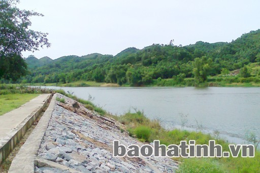 Kè chống sạt lở bờ sông Ngàn Phố đoạn qua địa phận xã Sơn Tân.