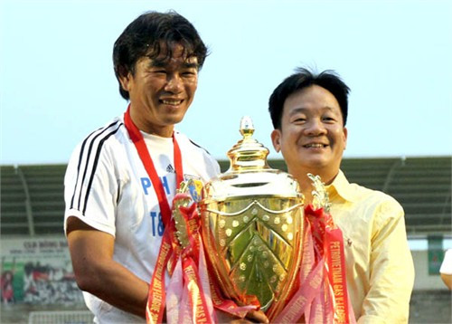 Quyết định đưa HLV Phan Thanh Hùng về HN.T&T ngay trước thềm mùa giải 2010 của bầu Hiển đã mang lại kết quả tuyệt vời ngoài mong đợi. Ảnh: VSI