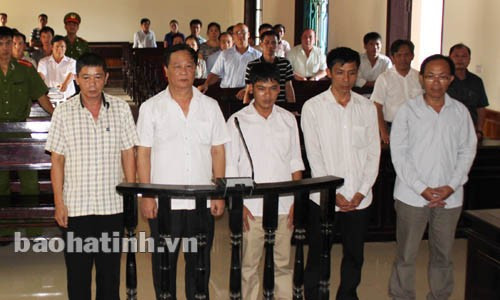 Các đối tượng nghe tòa tuyên án. Ảnh: TL