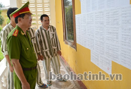 Giám thị Trại giam Xuân Hà và phạm nhân xem niêm yết công khai chủ trương, tiêu chuẩn đặc xá của Nhà nước Giám thị Trại giam Xuân Hà và phạm nhân xem niêm yết công khai chủ trương, tiêu chuẩn đặc xá của Nhà nước