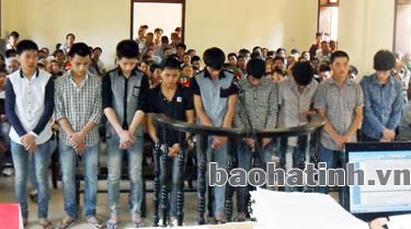 09 bị cáo cúi đầu nhận tội